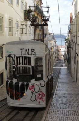 Elevador Bica heading to Tejo River