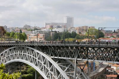 People walk & trams drive on top level of Dom Luis Bridge