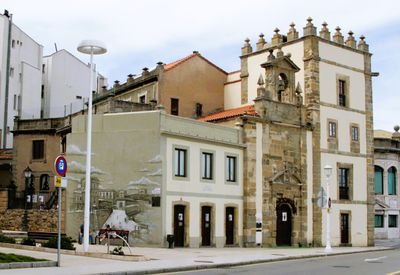 Colegio San Lorenzo near waterfront