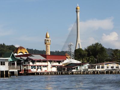 A Kampong Ayer mosque & a beautiful bridge behind it