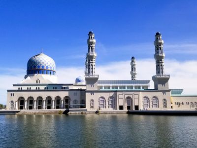 Masjid Bandaraya on the water in all its glory.  Guide Dudy paid a dollar or two to take me to the best spot. 