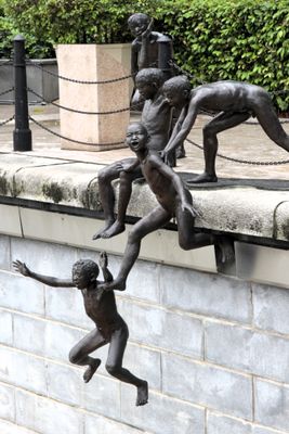 Statue behind Fullerton Hotel of boys jumping 
