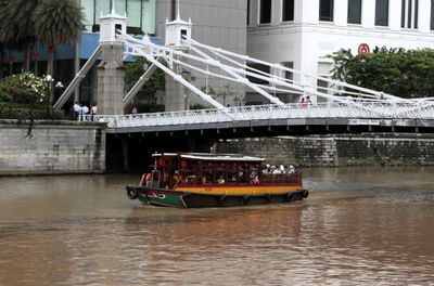  Bumboat on river with Cavenagh Bridge