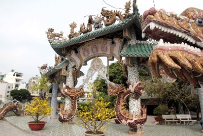 The temple has hundreds of dragon statues