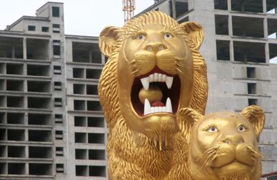  We passed 2 giant lions, a symbol of the city.  