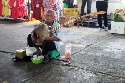 In an intersection of Phsar Leu Market a blind musician played this instrument