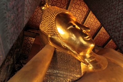 We visited Wat Pho (Phra Chetuphon) with its famous reclining Buddha