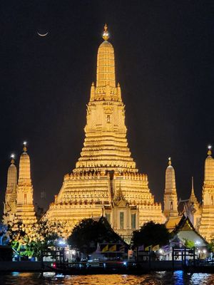 Howard's photo of Wat Arun night across the river