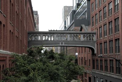 Around 15th street is a decorative Skybridge
