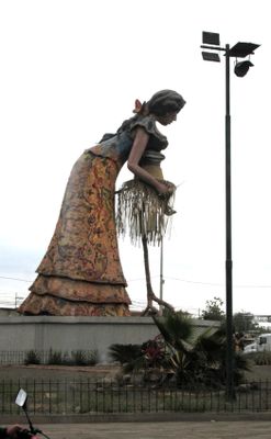 Outside Montecristi I glimpsed Manabita Weaver statue from the coach