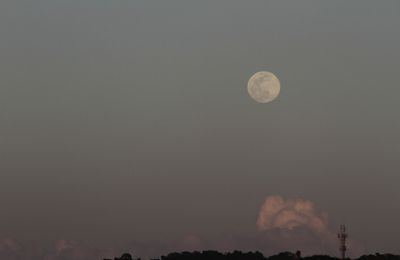 Full moon over Miraflores locks 6:20p Dec 14