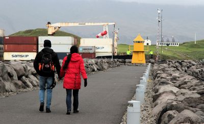 Videy, Skarfagards lighthouse & couple walking 