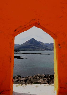 Aedarstein cutout framing Bulandstindur mountain