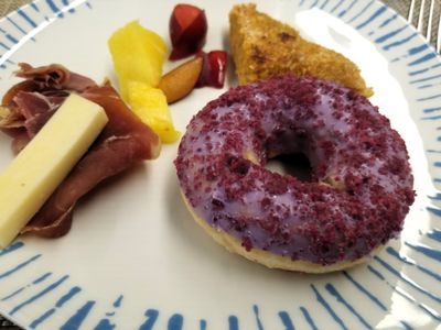 Tried the blueberry donut for breakfast.  It was SO fresh & good!