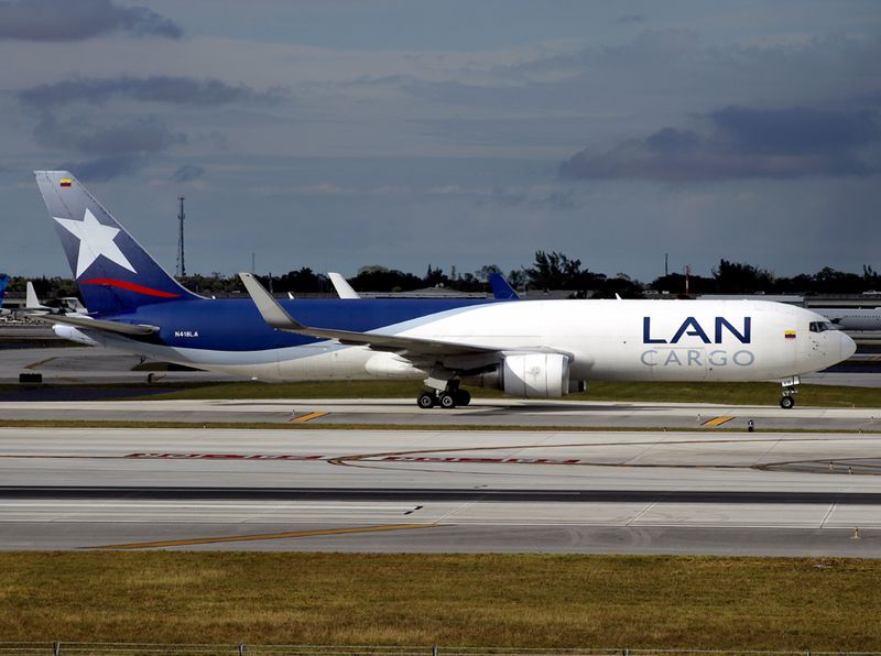 B767-300(F) N418LA