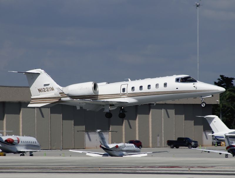 Gates Learjet 55 N1221M