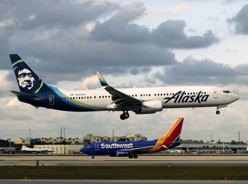 B737-900 N442AS 