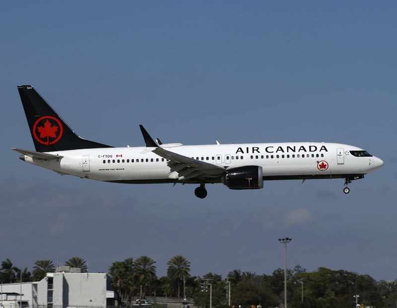 B737 MAX-8 C-FDSQ