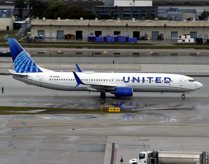 B737-800 N39416