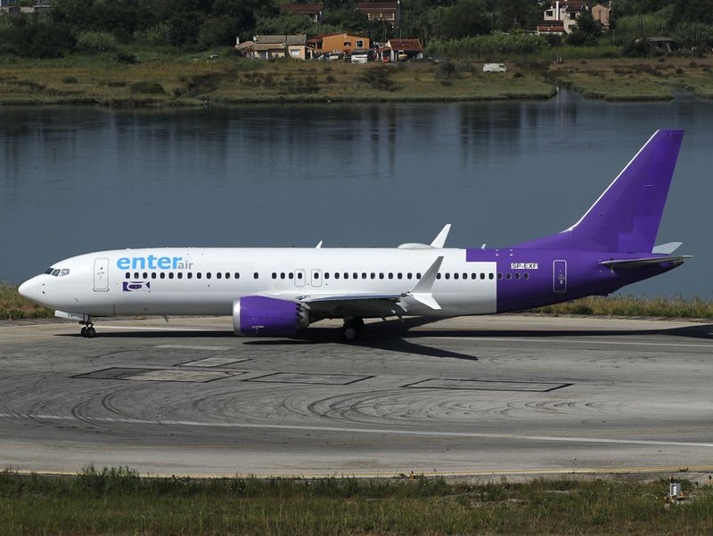 ex Bonza livery (Australia), turns at the circle in CFU.
