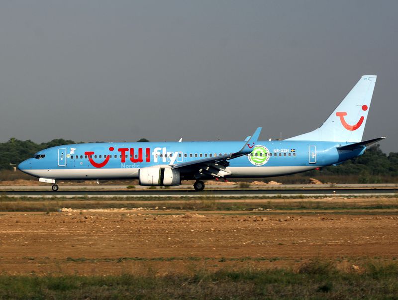 B738 SE-DZN 