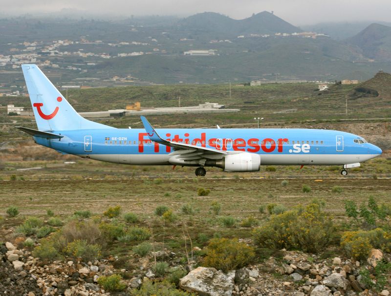 B.737-800 SE-DZN 