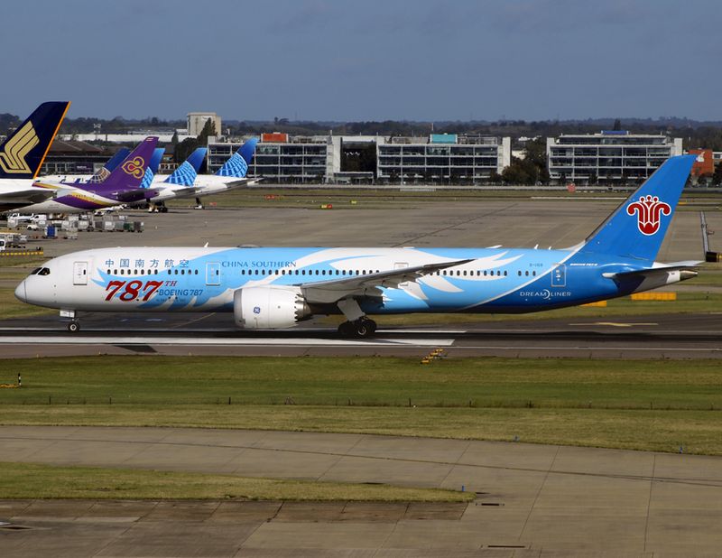 Deps LHR 27L with extra large red 787 titles/