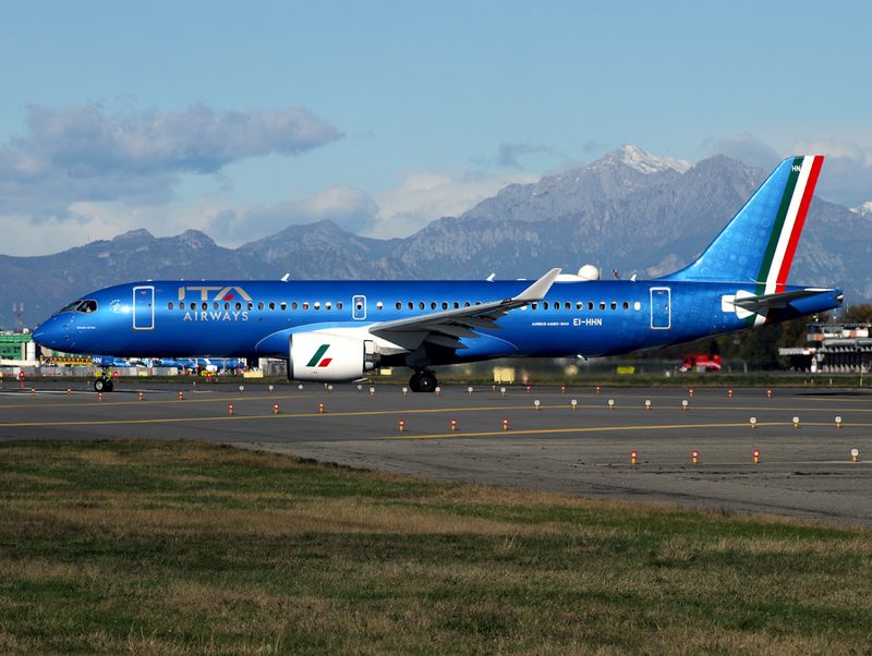 Airbus A220-300 EI-HHN