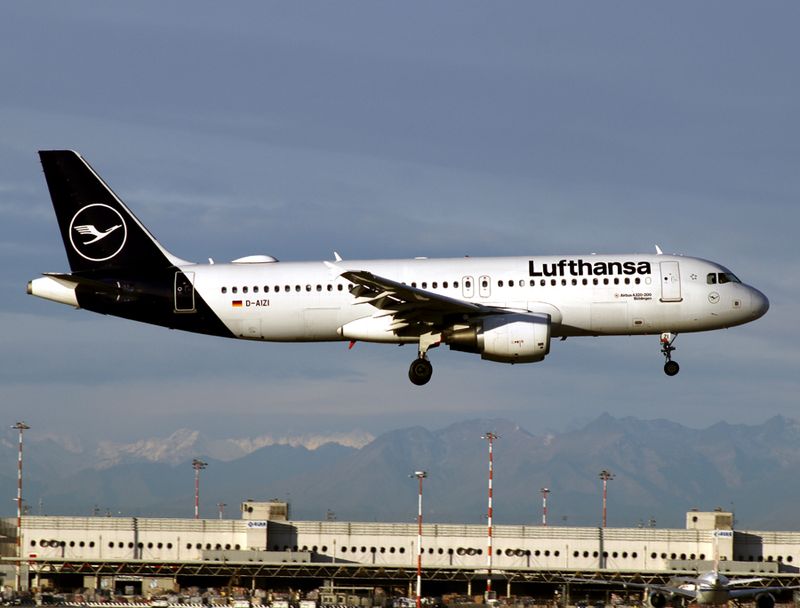 D-AIZI (MXP 16-11-23) FB.jpg