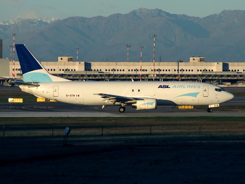 B737-400F EI-STW 