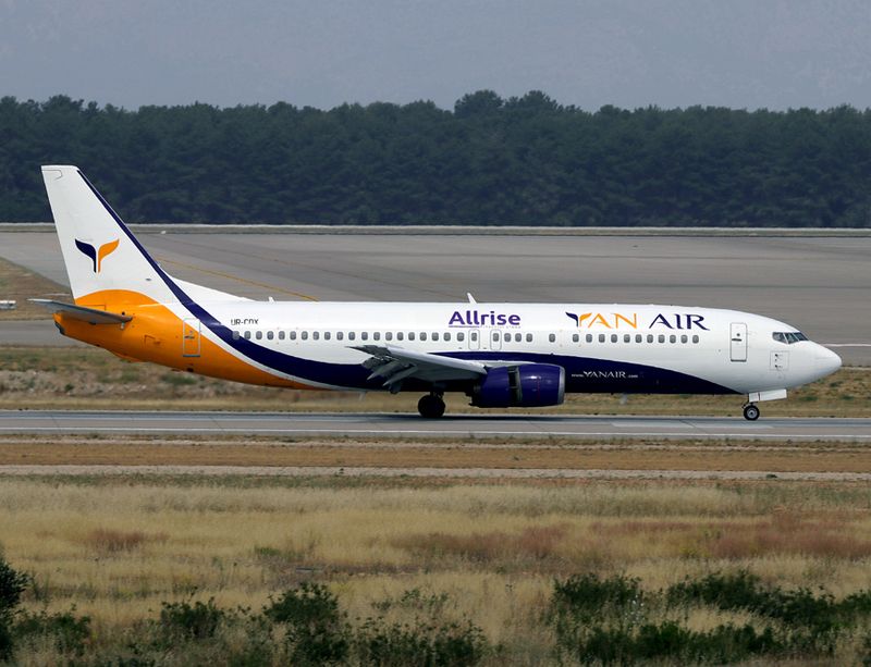 B737-800 UR-COX 