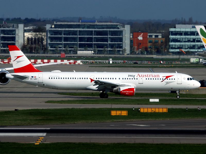 OE-LBC (LHR) FB.jpg