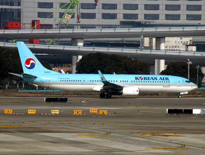 B737-800 HL-8221