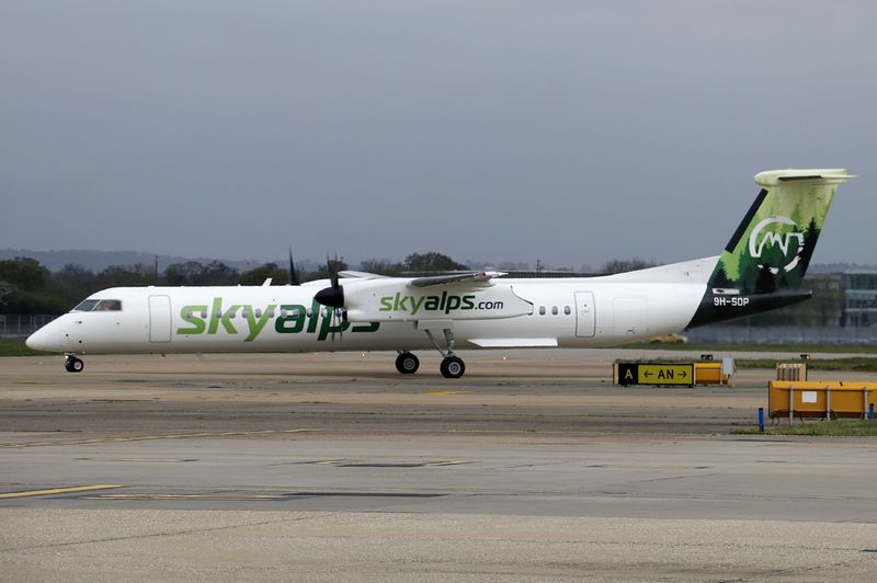 Arrv at LGW (Forest livery)