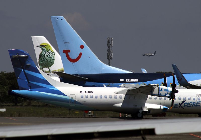 An arty photo of some fins, with a Ryanair 737 final at TLS Blagnac.