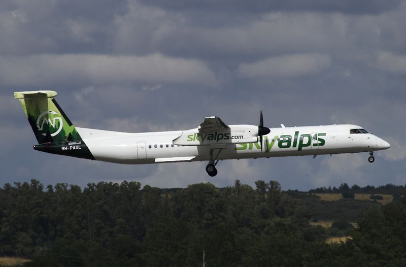 DHC-8 Q400 9H-PAUL