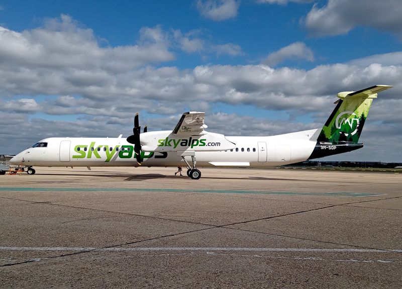 DHC-8 Q400 9H-SOP
