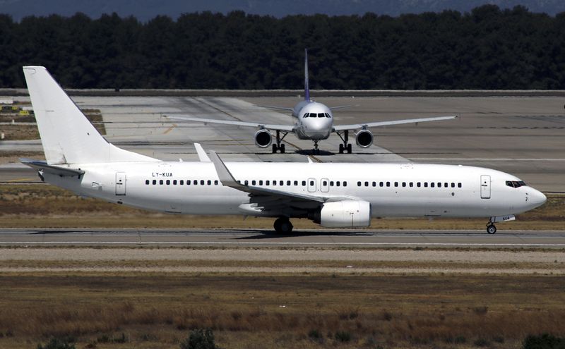 B737-800(WL) LY-KUA