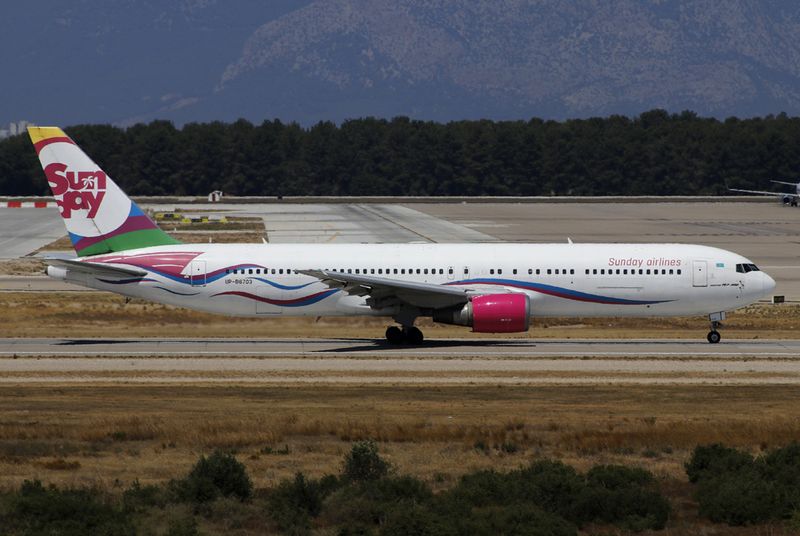 Boeing 767-300 UP-866703