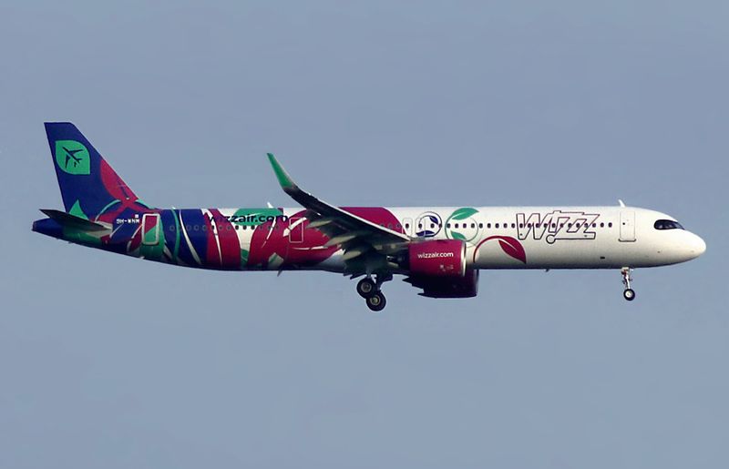 9H-WNM (LGW 17-07-24) fbfb.jpg