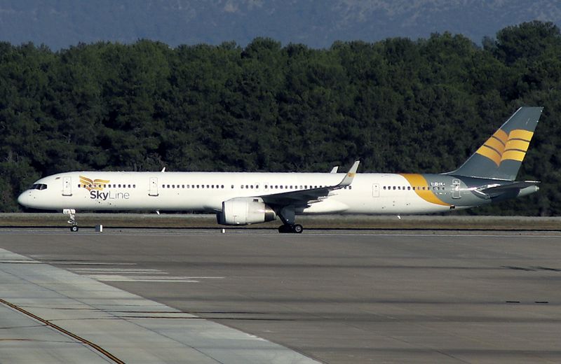 B757-330 UR-SLE