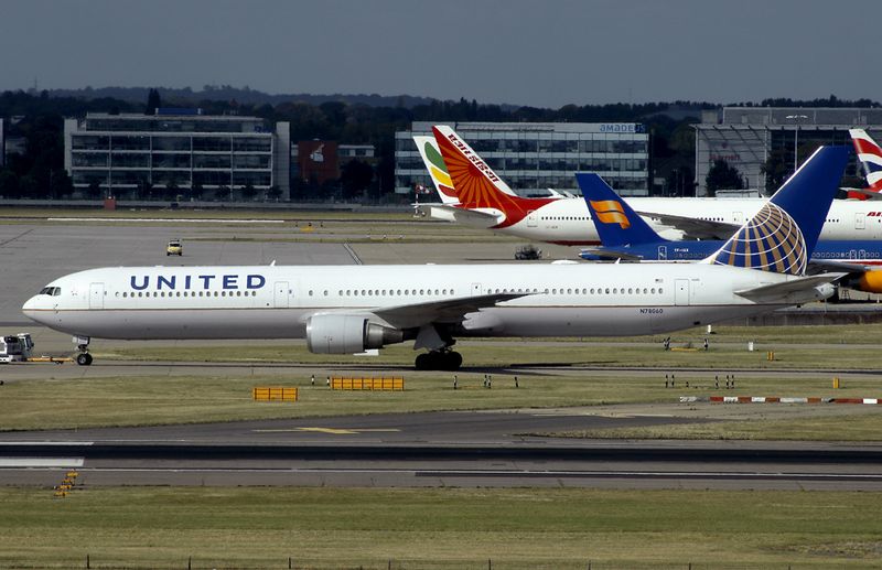 B777-400 N78060