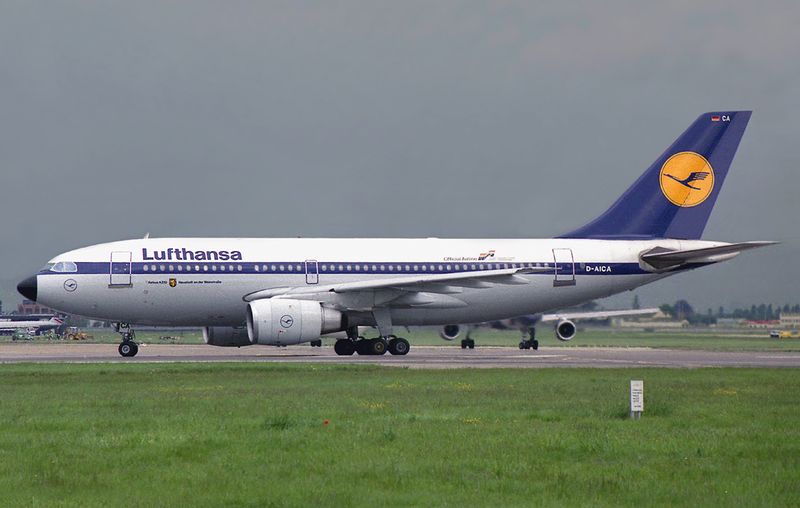 D-AICA (LHR) fbfb.jpg