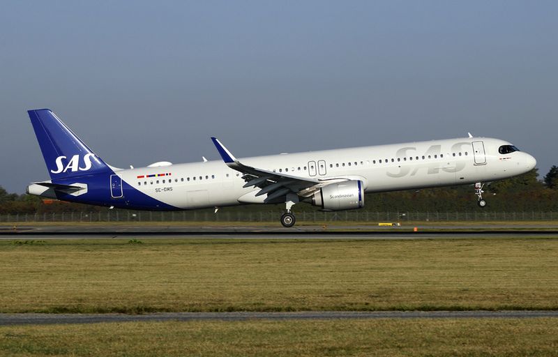 Arrival for Runway 22L at Copenhagen, Denmark.
SAS currently only have two of these long-range A321's,
for services to JFK and Boston, as the journey time is less than
other North American destinations.