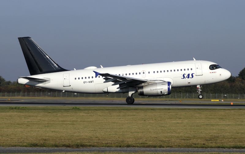 This displays the ex-Star Alliance liveried colours, fin logo painted over.
Arrives CPH 22L early morning.