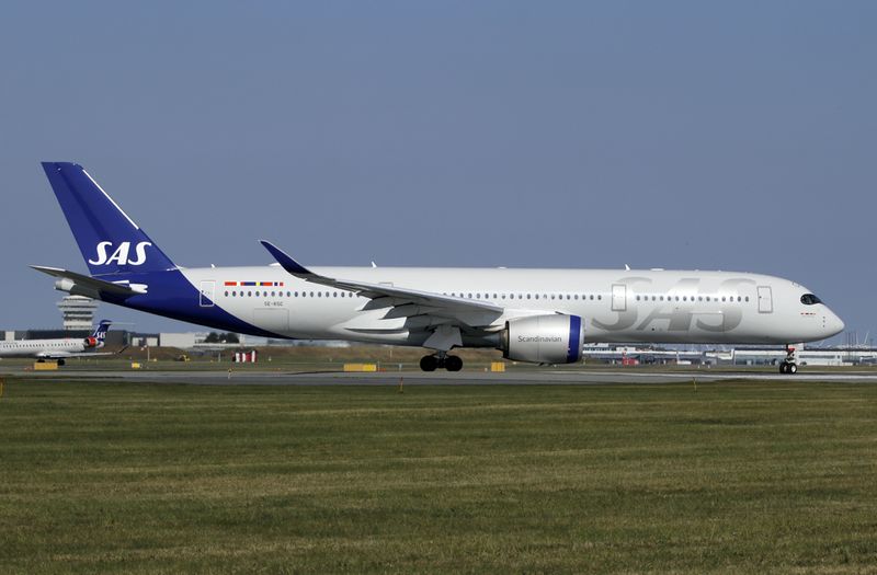 Turns on to runway 04R for departure at Copenhagen in nice weather.