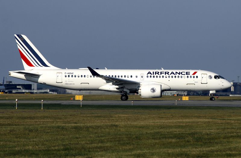 CS300.A220-300 F-HZUC