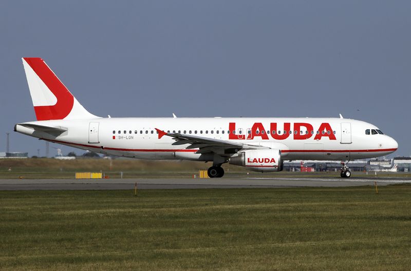 Airbus A320-200 9H-LON 