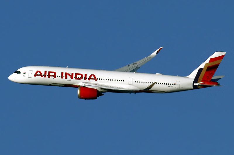 Air India's new livery, already on the 737-max 8s as well.
Here turning for Dover just after her departure from Heathrow's Runway 27R