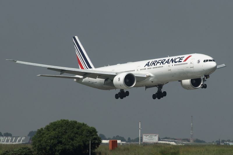 B777-300(ER) F-GZNT
